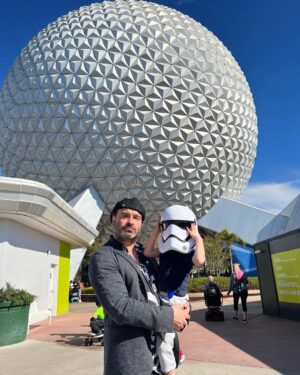 Johnny Galecki Instagram - #absolutehappiness Thank you to Mickey & gang for a magical post-holiday holiday. @disneyparks @waltdisneyworld #waltdisneyworld ❤️