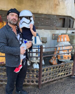 Johnny Galecki Instagram - #absolutehappiness Thank you to Mickey & gang for a magical post-holiday holiday. @disneyparks @waltdisneyworld #waltdisneyworld ❤️