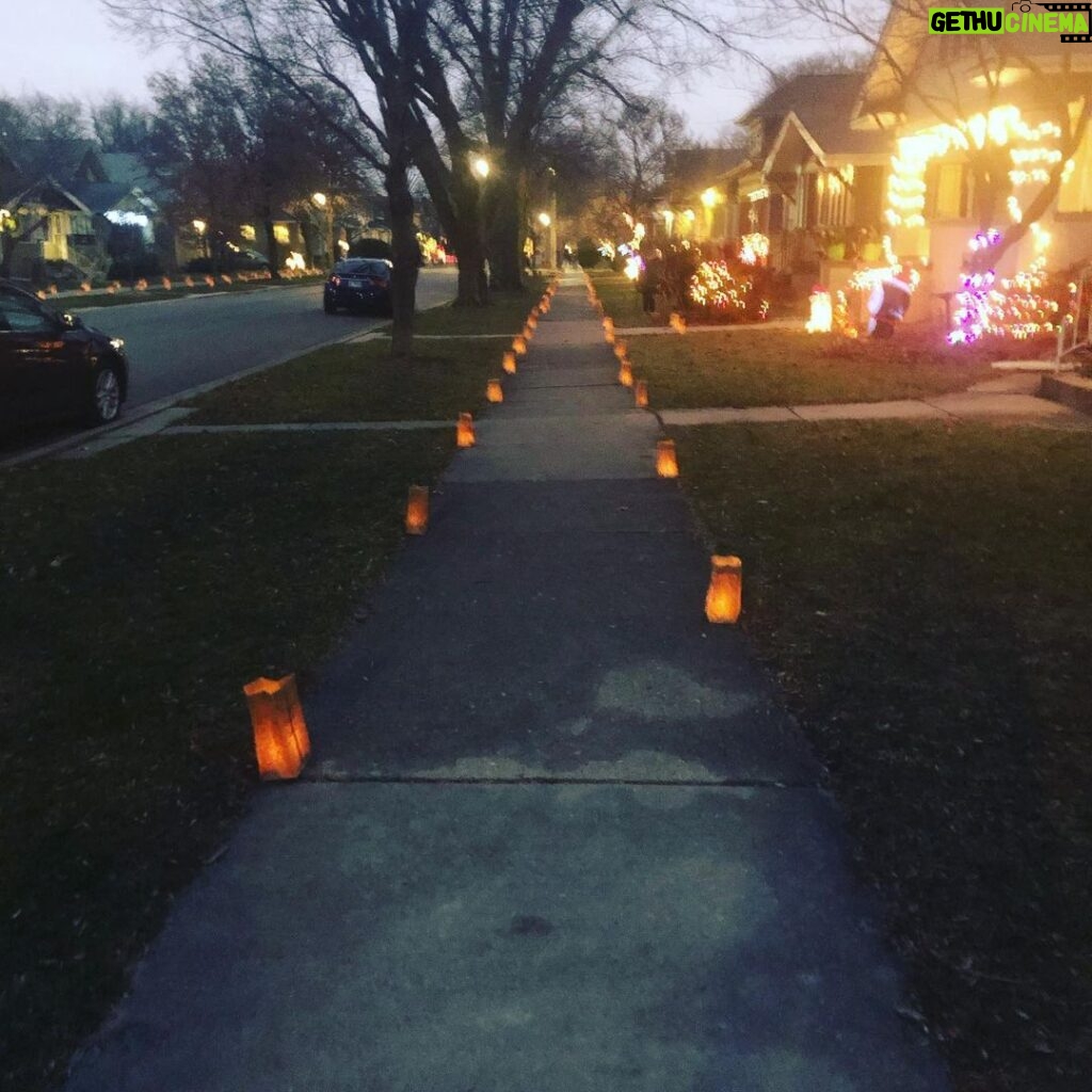 Johnny Galecki Instagram - My wonderful sister helped initiate this beautiful act in our hometown. I wish I was posting something a little more optimistic. But at over 316,000 US deaths and over 1.68 million deaths worldwide due to the virus, I’m sure, very sadly, at this point we all have someone we could light a candle for. Let’s do so. And most importantly, let’s do our very best to not be the cause of another candle being lit and the loss these families are feeling. Be well. Be safe. We are all sacrificing during these holidays. You are not alone. Much ❤ The highest salute to those on the front lines risking themselves to do their best to keep us safe. Please... #stayhomestaysafe