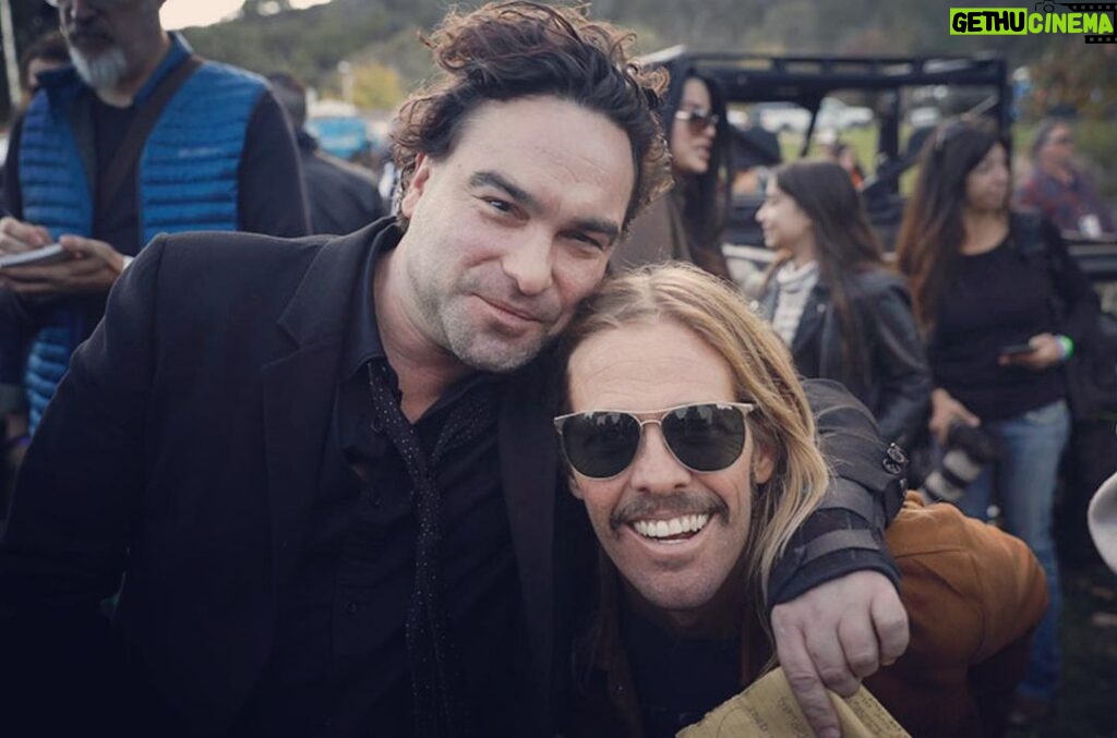 Johnny Galecki Instagram - I, like many others, am in utter shock. #taylorhawkins was the most skilled and ferocious rock drummer alive. He was searingly silly and absurdly honest. And, most importantly, a profoundly THOUGHTFUL man and friend. My heart goes out to Alison, Oliver, Annabelle and Everleigh as well as @foofighters and Gus and their crew. “Happy 9th birthday, Luci! Prolly not exactly what you had in mind. Prolly getting ready to throw a raging party until this Covid stuff happened. But you’ll have fun. I know you will. With an Uncle like Johnny and everyone else. I hope it turns out okay for you, Love. I’m sure it will. Just take care of yourself. Look after your Mommy and Daddy and happy 9th birthday, Sweetheart.” — Taylor, 4/22/20 in a video message to my niece.