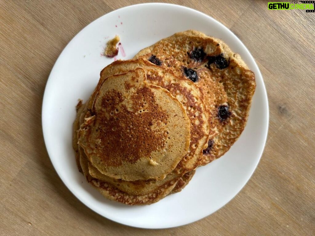 Johnny Knoxville Instagram - So my girlfriend Emily and I had a pancake making competition this morning. Who did it better? Pic 1 or Pic 2? And which one do you think I made? 1 or 2? Chef Knoxville👨🏻‍🍳