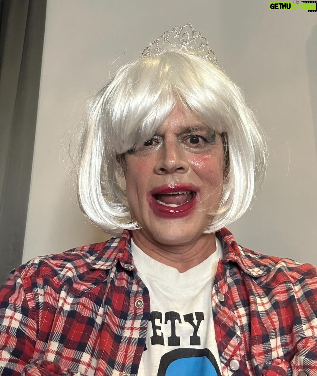 Johnny Knoxville Instagram - My youngest daughter and her buddy like to do my makeup sometimes. Usually they make me take them out in public afterwards to get ice cream or something. But today they forgot to ask and I’m not reminding them. I do look pretty hot though you’ve got to admit.😍🔥 Concealer- @guccibeauty contour- @charlottetilburyskincare blush- @diorbeauty highlighter- @benefitcosmetics mascara primer- @toofaced mascara- @merit mascara- @lorealparis setting spray- @charlottetilburyskincare lipbalm- @laneige_us glazing milk- @rhode blush- @toofaced lip balm- @glossier highlighter- @benefitcosmetics