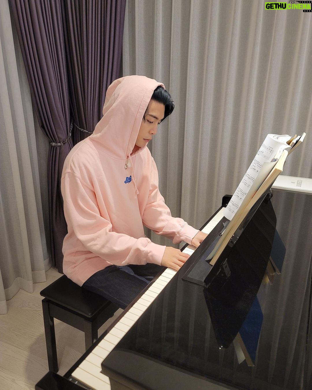 Johnny Suh Instagram - a hoodie in 💕 #capsulebyNCT127 @capsulebyNCT127 @represent nct127.shop