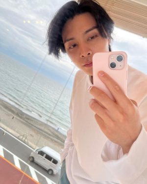 Johnny Suh Instagram - 🏄‍♀️