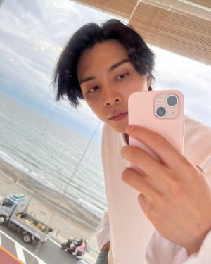 Johnny Suh Instagram - 🏄‍♀️