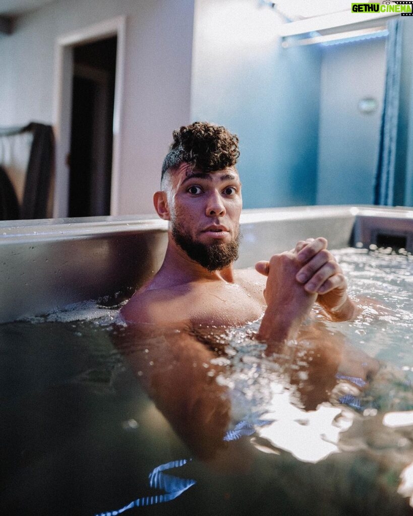 Johnny Walker Instagram - Top 10 UFC fighter @johnnywalker in Recovery mode: Where champions are really made. 🧊🔥#ComebackStronger 🐂 🇧🇷 🇮🇪