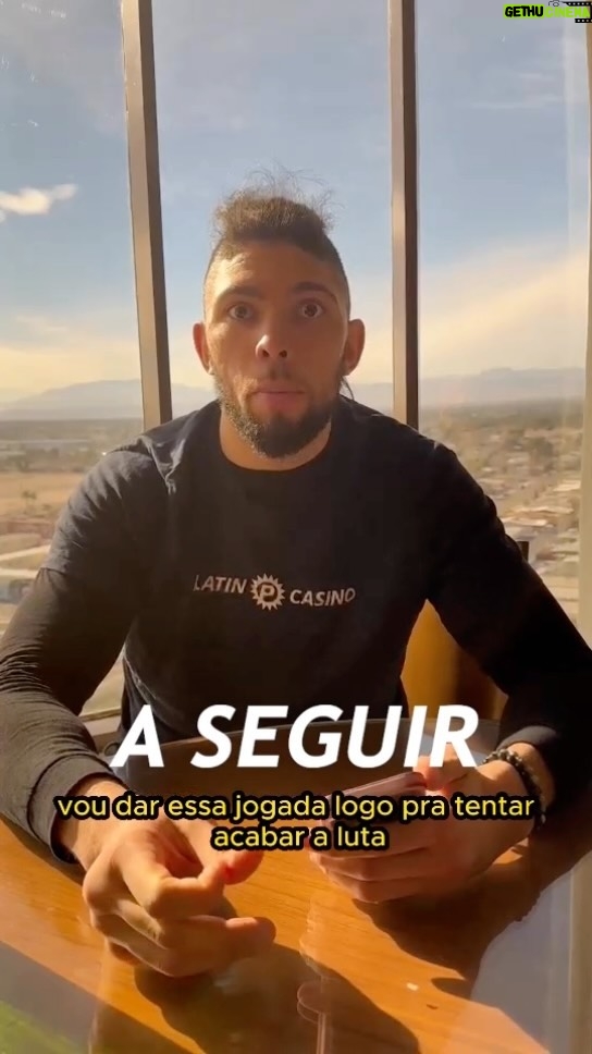 Johnny Walker Instagram - Parte 2 veio aí. Quem mais ainda não superou essa joelhada? 🫠 O desempate tem hora marcada e você ja sabe quem vai vencer. Corre no site do @platincasino.br e faça suas apostas 👊🏽”