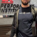 Johnny Walker Instagram - Ta chegando o grande dia! Vem acompanhar como estou me preparando pra mais esse combate do UFC através do perfil do Platincasino! Logo, logo espero vocês grudados na tela pra me ver enfrentando o Magomed Ankalaev. Dia 13 de janeiro, vamos coroar de vez o vencedor desse duelo! E vocês sabem quem é, né? 😉 Aproveite e aposte pelo @platincasino.br nas lutas de MMA! UFC Performance Institute