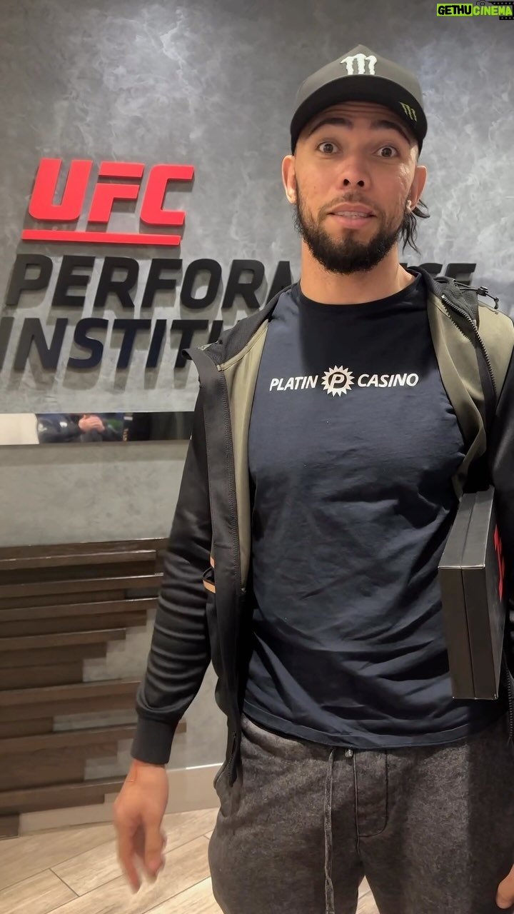 Johnny Walker Instagram - Ta chegando o grande dia! Vem acompanhar como estou me preparando pra mais esse combate do UFC através do perfil do Platincasino! Logo, logo espero vocês grudados na tela pra me ver enfrentando o Magomed Ankalaev. Dia 13 de janeiro, vamos coroar de vez o vencedor desse duelo! E vocês sabem quem é, né? 😉 Aproveite e aposte pelo @platincasino.br nas lutas de MMA! UFC Performance Institute