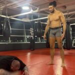 Johnny Walker Instagram - I teach @slapforcash how to do the worm 🪱 @monsterenergy @platincasino.br @paradigmsports @sbgireland @coach_kavanagh @ufc @ufcpi #slapforcash #theworm #thewormchallenge Las Vegas, Nevada
