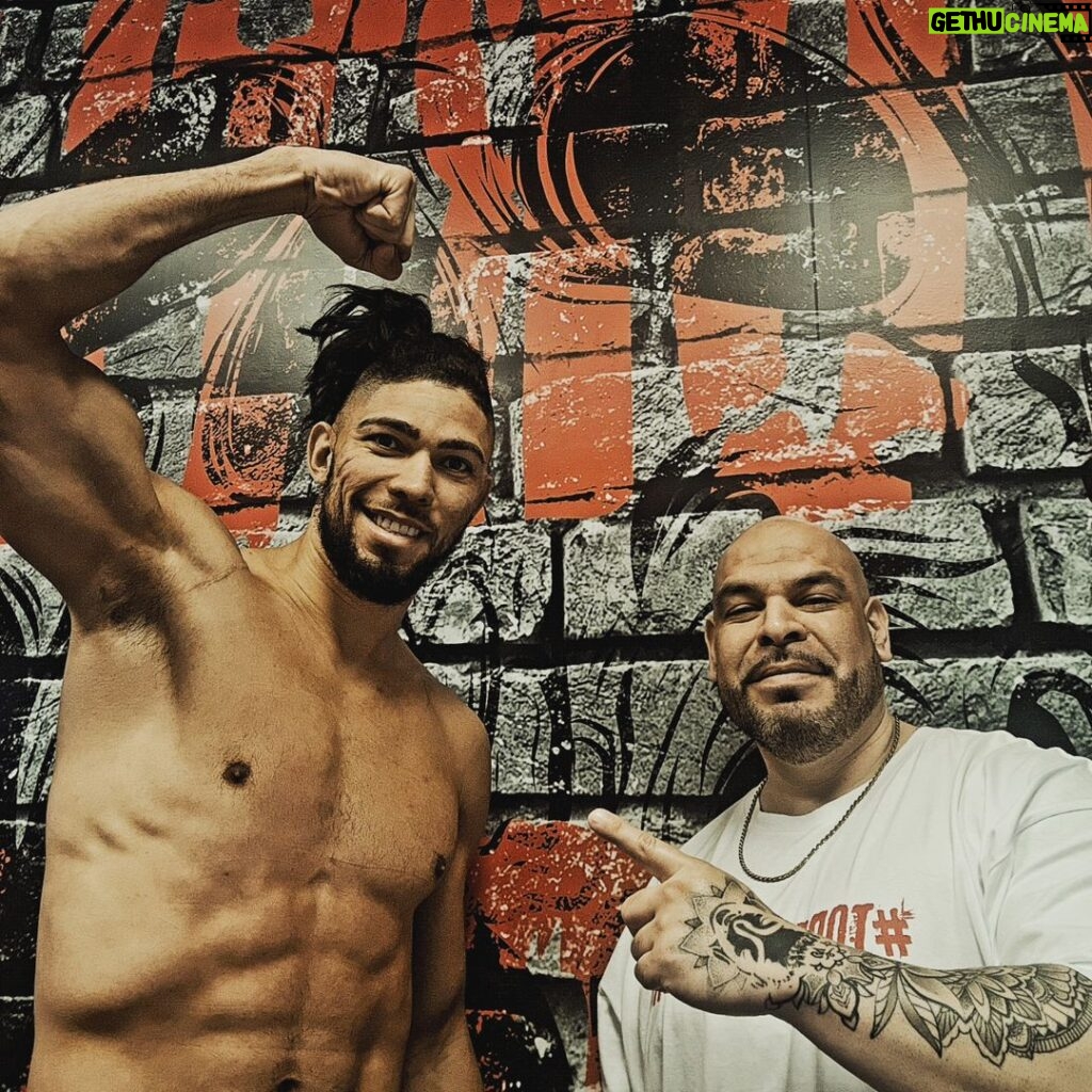 Johnny Walker Instagram - @johnnywalker UFC fighter visits the TortureRoom @the_dragons_lair for recovery treatment. Upcoming fight very soon!. Good luck, Champ!!!. Great workn with ya brother. #fyp #podcast #lasvegas #ufc #champion #fighter #mma #Brazil #recovery #motivation Dragon's Lair Gym - Las Vegas