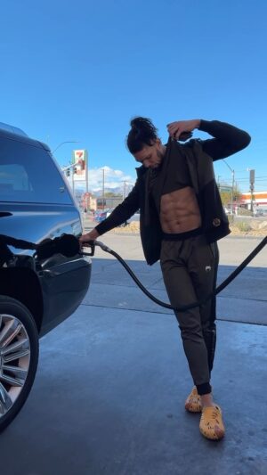 Johnny Walker Instagram - Getting gas in Las Vegas 😏😅

@monsterenergy @ufc @platincasino.br @paradigmsports @vegas
