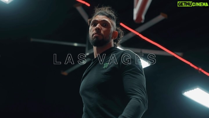 Johnny Walker Instagram - Stay sharp stay hungry 🙏 @monsterenergy @ufc @coach_kavanagh @sbgireland @platincasino.br @the_dragons_lair @ufc_brasil #ufc #sbg #sbgireland #ufc #mma #bjj #fight #fighter #Irish #ufcireland #mmafighter #newyork #octagon #johnnywalker #johnnywalkerufc #mixedmartialarts