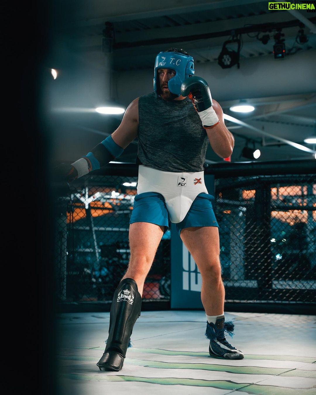 Johnny Walker Instagram - Surrounded by the best people as I sharpen my skills Cercado pelas melhores pessoas enquanto aprimoro minhas habilidades @ufc @monsterenergy @paradigmsports @platincasino.br @sbgireland @coach_kavanagh @motion.masters UFC Performance Institute