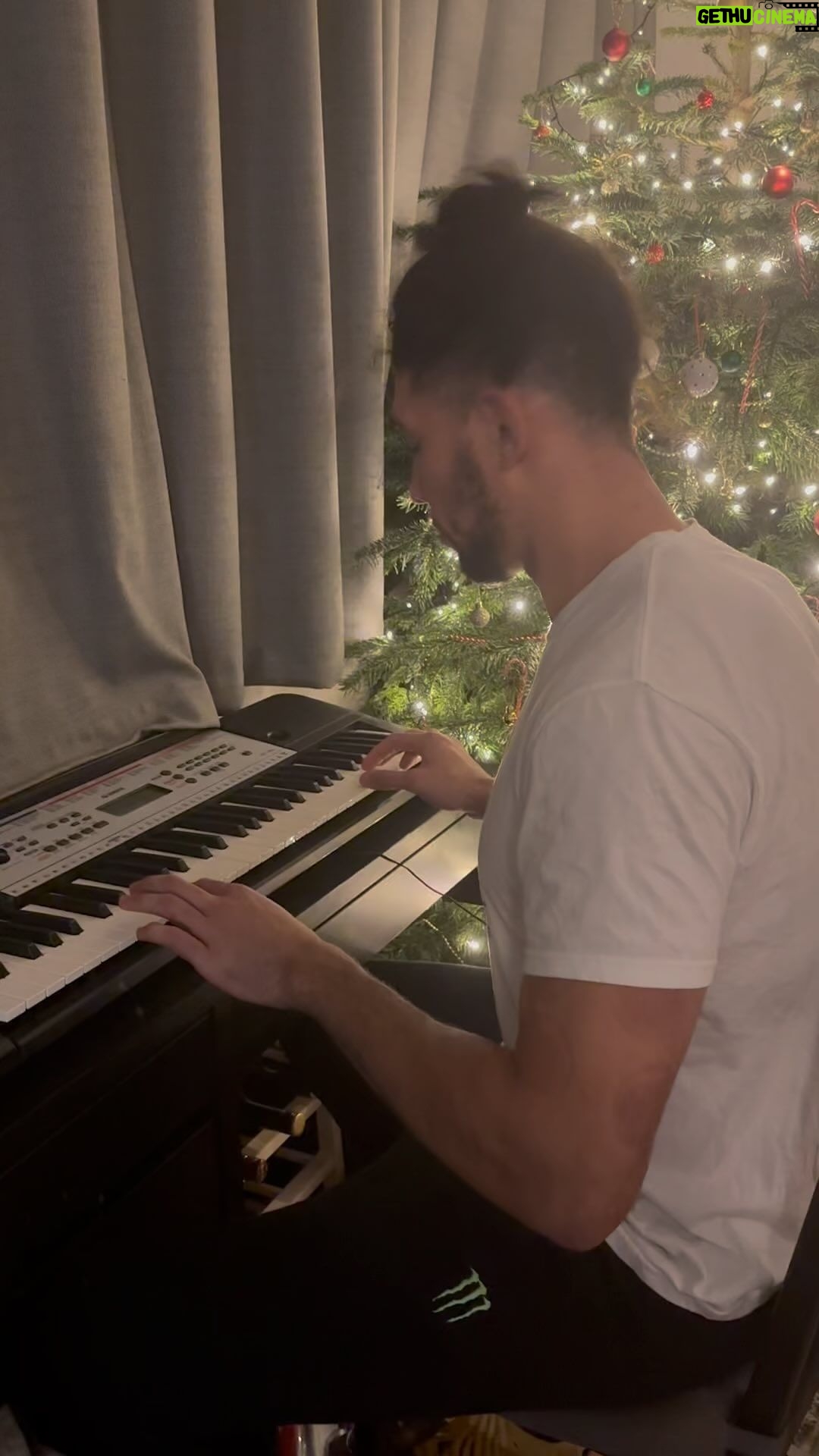Johnny Walker Instagram - Who likes piano 🎹? And who wants more ? Just learning this today , aprendendo isso aqui hoje , quem gostou ?