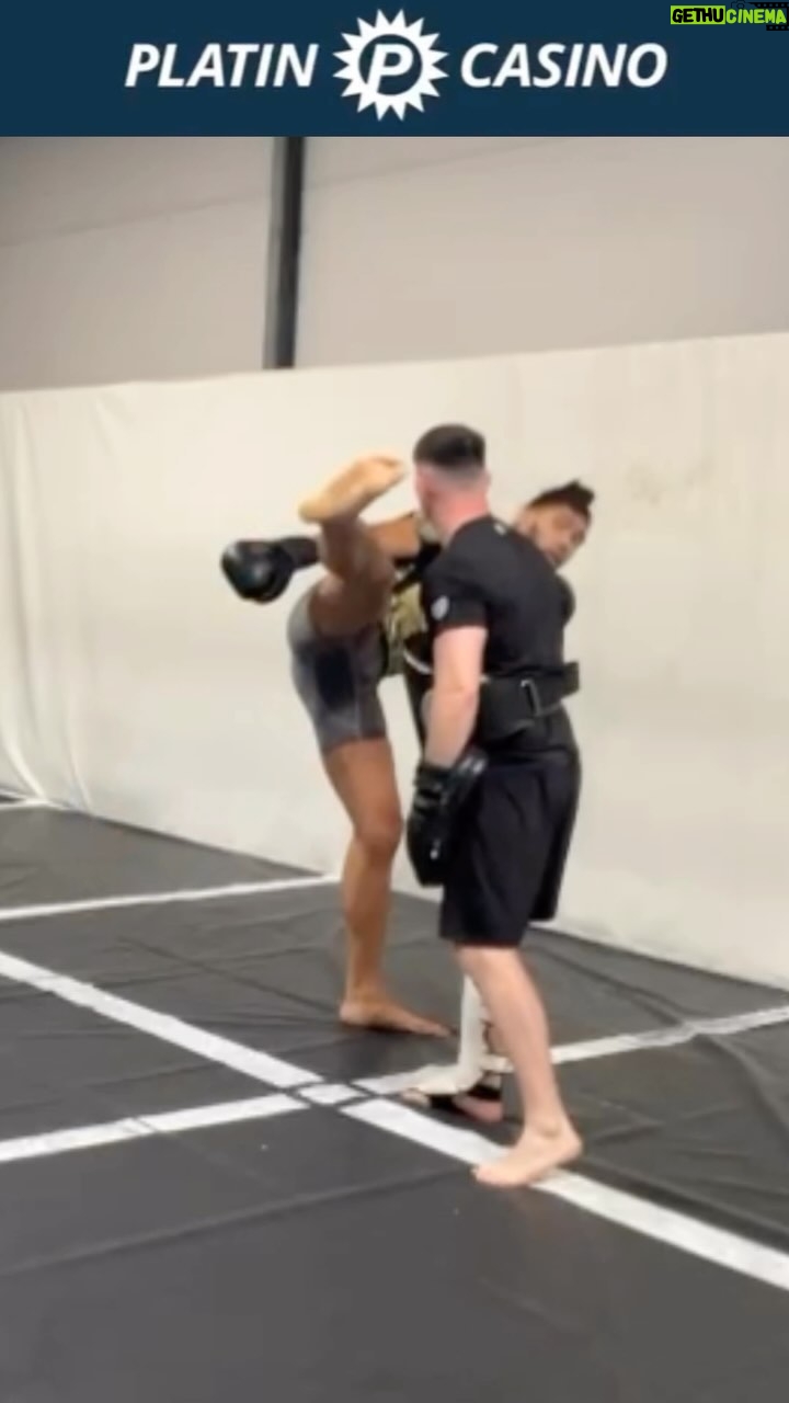 Johnny Walker Instagram - Já acompanhou um dia de treino com um lutador? Não? Então chega mais que vou te mostrar tudo o que rola na minha rotina de treinamento! 🔥 Falando em treino, sabia que no @platincasino.br tem teste grátis de diversos jogos para você ir aprendendo antes de começar a apostar valendo dinheiro real? Vem! Corre pro Platincasino! Jogue com responsabilidade 18+ #jogos #luta #platincasino