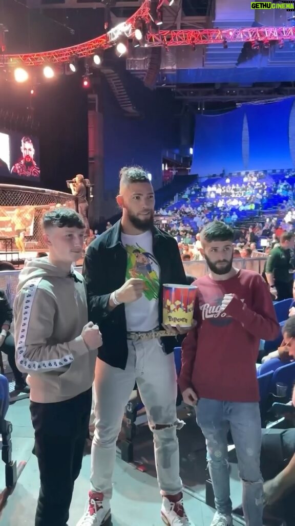 Johnny Walker Instagram - Meeting my fans has anyways been my favourite part of being a fighter 😀 Thank you for all your support 🙏 @ufc @celtic_warrior_gym_ @sbgireland @paradigmsports @platincasino.br @monsterenergy @coach_kavanagh @abspowerlifting @motionmasters #ufc #sbg #sbgireland #ufc #mma #bjj #fight #fighter #Irish #ufcireland #mmafighter #newyork #octagon #johnnywalker #johnnywalkerufc #mixedmartialarts