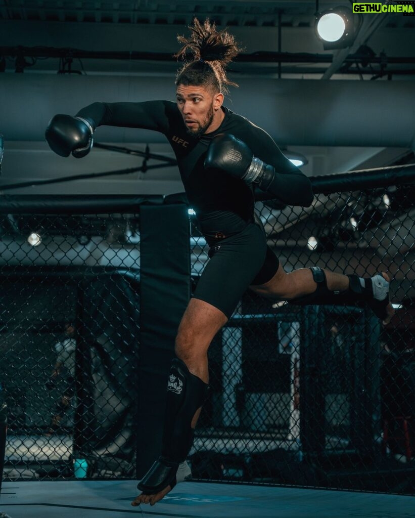 Johnny Walker Instagram - At 6 foot 5 inches Johnny has unmatched speed and power. To observe him shift from one end of the octagon to the other within 3 explosive strides is unbelievable. @ufc @celtic_warrior_gym_ @sbgireland @paradigmsports @platincasino.br @monsterenergy @coach_kavanagh @abspowerlifting @motionmasters #ufc #sbg #sbgireland #ufc #mma #bjj #fight #fighter #Irish #ufcireland #mmafighter #newyork #octagon #johnnywalker #johnnywalkerufc #mixedmartialarts UFC Performance Institute