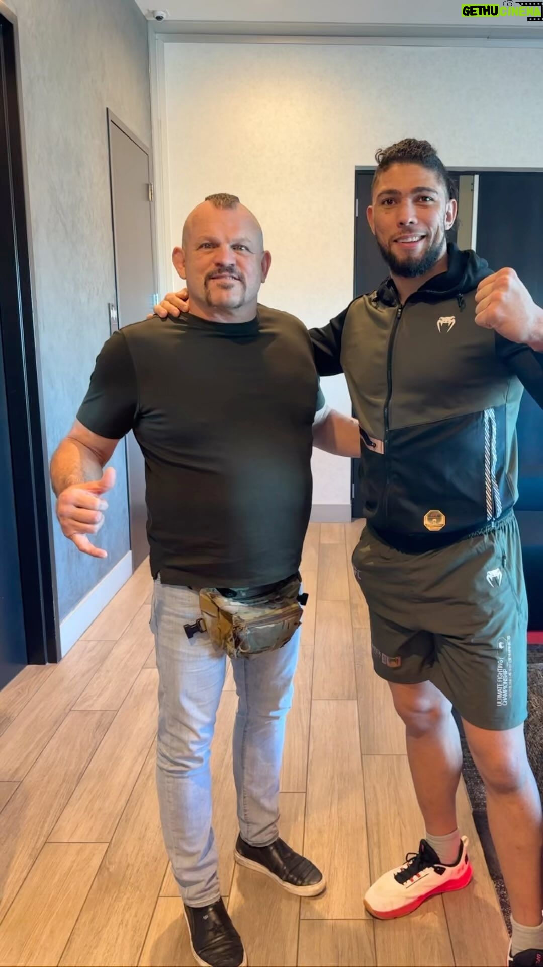 Johnny Walker Instagram - With the legendary @chuckliddell at @ufcpi @ufc @ufc_brasil o que vocês acham desse lutador ?