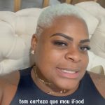 Jojo Todynho Instagram - Vocês sabem o que acontece no Rio quando entregadores do @ifoodbrasil vão entregar um pedido? Me deparei recentemente com essa descoberta e estou abismada. Os entregadores aqui muitas vezes têm sido desrespeitados e agredidos por clientes que exigem a entrega do pedido diretamente nas portas dos apartamentos, isso é inaceitável. O papel e ofício dos entregadores é entregar o pedido no primeiro ponto de contato, ou seja, a portaria. E respeitarmos esse fato é respeitar a profissão do entregador, assim como queremos que respeitem a nossa. A gente pode mudar isso agora mesmo com um gesto muito simples: descendo pra pegar o pedido! Esse gesto faz toda a diferença pra milhares de entregadores e promove mais respeito e valorização para toda categoria. Bora Rio de Janeiro? Vamos mudar nossas ações e valorizar essa profissão? Conto com vocês! Já sabe né? Pediu iFood? #BoraDescer pra pegar o pedido. #iFood #Entregadores
