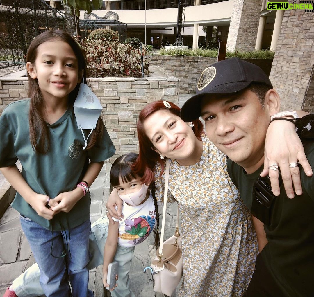 Jolina Magdangal Instagram - Ang aming simpleng selebrasyon kahapon para sa kaarawan ng pinakamamahal namin. Mahal, sa mga nangyari nung december at itong nangyari sa isa sa mga close kong kaibigan, gusto ko mag sorry at kalat ang isip ko.. pero sinubukan kong magplano para sa birthday mo pero kinapos ng oras. Gusto ko din mag thank you kasi kahit na may mga iba ka din iniisip, focus ka parin sa pag alaga sa akin, kay Pele at Vika. Mahal na mahal ka namin.♥️ #PeleSerye #TeleVika #birthday #simple #blessing #film