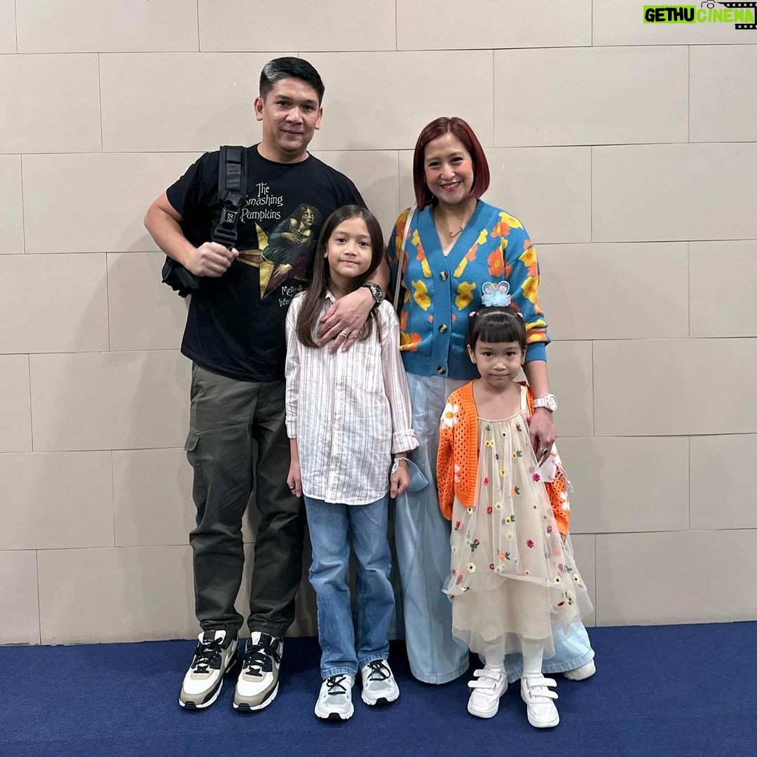 Jolina Magdangal Instagram - Isa na nanamang sorpresa para sa mga bata. Nag enjoy sila pero parang ako ang pinaka!!!π Iba talaga ang @disney @disneyonice Thank you so much! Also thank you to @ravenleonardo @seeriamira @kathgeronimo @ppl_xyzareyes #PeleSerye #TeleVika #disney #disneyonice #happy #mickeymouse #minniemouse #explore #family