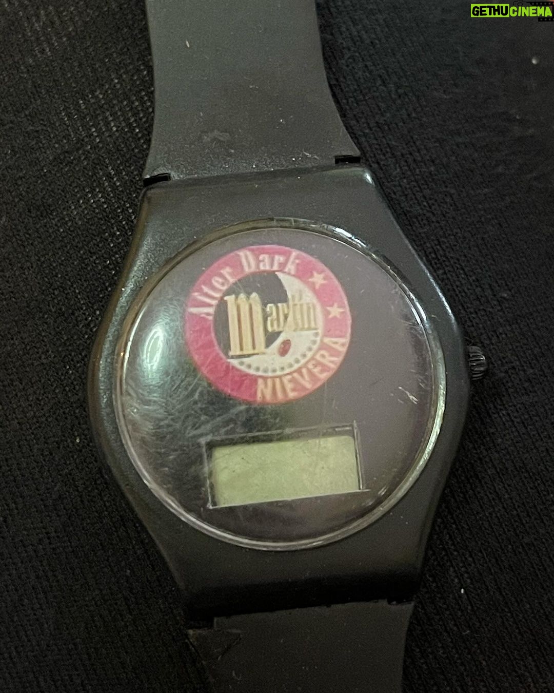 Jolina Magdangal Instagram - Nakakita na naman ako ng “treasures”.💎💎💎Sa mga netizens na hindi familiar, search nyo sa google at youtube “Gimik” at “Martin After Dark”.👍🏼 Gimik barkada, naitago nyo din yung watch nyo? Tito Chocnut (@martinnievera), i can sell this to you for 1.5M …. …. …. Charowwt!😂 #JolinaTimeCapsule #treasure #memories