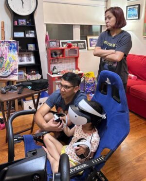 Jolina Magdangal Instagram - Akala ko naman may art project na ginagawa sa guest room.. yun pala e masinsinang naglalaro yung bulinggit.😂

#TeleVika #ps5 #bonding
