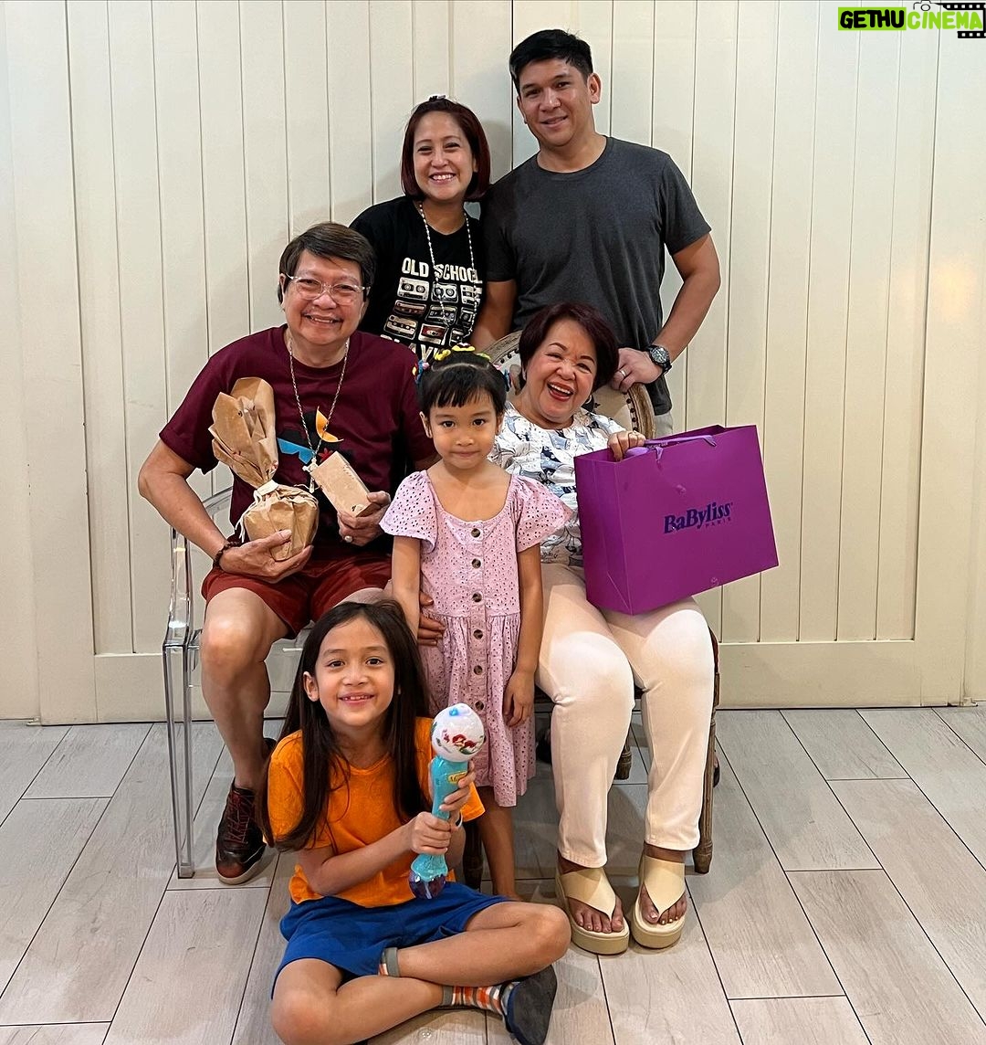 Jolina Magdangal Instagram - O diba nakuha pa namin magpasko sa snow. Tibay ng mga balat namin, naka tsinelas, shorts, spaghetti strap lang kami. Puno ng snow ang paligid pero kami medyo makintab sa init.🤣🤣 🤣🤣🤣🤣 Joke!!! We had a great time kanina. Tagal ko na sila di nadalaw sa tagaytay at gusto nila ako madalaw sana nung nakaraang linggo na bed rest ako pero ngayon lang natuloy na makaluwas. ANG SAYA!!! At higit sa lahat.. nilutuan ko sila ng version ko ng adobo. Pasado kay hurado daddy at hurado mommy!!!! Busog na busog sila.😊 #PeleSerye #TeleVika #postchristmas #prenewyear #family #goodvibes #grateful #inspiration #explore #fyp #foryou #foryourpage