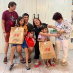 Jolina Magdangal Instagram - O diba nakuha pa namin magpasko sa snow. Tibay ng mga balat namin, naka tsinelas, shorts, spaghetti strap lang kami. Puno ng snow ang paligid pero kami medyo makintab sa init.🤣🤣 🤣🤣🤣🤣 Joke!!! We had a great time kanina. Tagal ko na sila di nadalaw sa tagaytay at gusto nila ako madalaw sana nung nakaraang linggo na bed rest ako pero ngayon lang natuloy na makaluwas. ANG SAYA!!! At higit sa lahat.. nilutuan ko sila ng version ko ng adobo. Pasado kay hurado daddy at hurado mommy!!!! Busog na busog sila.😊 #PeleSerye #TeleVika #postchristmas #prenewyear #family #goodvibes #grateful #inspiration #explore #fyp #foryou #foryourpage