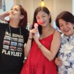 Jolina Magdangal Instagram – O diba nakuha pa namin magpasko sa snow. Tibay ng mga balat namin, naka tsinelas, shorts, spaghetti strap lang kami. Puno ng snow ang paligid pero kami medyo makintab sa init.🤣🤣 🤣🤣🤣🤣 

Joke!!! We had a great time kanina. Tagal ko na sila di nadalaw sa tagaytay at gusto nila ako madalaw sana nung nakaraang linggo na bed rest ako pero ngayon lang natuloy na makaluwas. ANG SAYA!!! 
At higit sa lahat.. nilutuan ko sila ng version ko ng adobo. Pasado kay hurado daddy at hurado mommy!!!! Busog na busog sila.😊

#PeleSerye #TeleVika #postchristmas #prenewyear #family #goodvibes #grateful #inspiration #explore #fyp #foryou #foryourpage