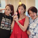 Jolina Magdangal Instagram - O diba nakuha pa namin magpasko sa snow. Tibay ng mga balat namin, naka tsinelas, shorts, spaghetti strap lang kami. Puno ng snow ang paligid pero kami medyo makintab sa init.🤣🤣 🤣🤣🤣🤣 Joke!!! We had a great time kanina. Tagal ko na sila di nadalaw sa tagaytay at gusto nila ako madalaw sana nung nakaraang linggo na bed rest ako pero ngayon lang natuloy na makaluwas. ANG SAYA!!! At higit sa lahat.. nilutuan ko sila ng version ko ng adobo. Pasado kay hurado daddy at hurado mommy!!!! Busog na busog sila.😊 #PeleSerye #TeleVika #postchristmas #prenewyear #family #goodvibes #grateful #inspiration #explore #fyp #foryou #foryourpage