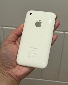 Jolina Magdangal Instagram - To continue the cellphone collection.. eto naman ang very first iphone ko. Naabutan nyo to?