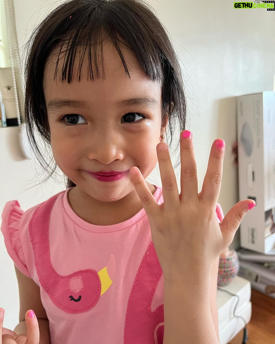 Jolina Magdangal Instagram - Sa kalagitnaan ng pagmamanicure nya…. Biglang lumapit sakin… Vika: Mama, what is the most baho hair on our face? Me: huh? Meron ba? What is it? Vika: Bigo..tae! 😂😂😂 bentang benta sakin!!!! #TeleVika
