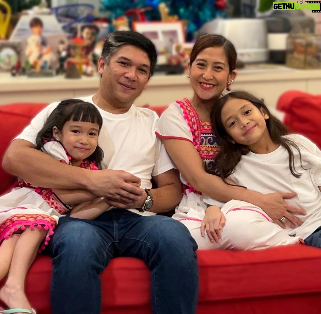 Jolina Magdangal Instagram - Merry Christmas everyone! May mga nangyari nitong nakaraang linggo.. parang rollercoaster ang emotions namin lalo na kami ni Mark. Ikukwento ko sa inyo lahat.. sa ngayon birthday ni Papa Jesus, at napakalaking pasasalamat at hindi nya tayo pinapabayaan. Nawa’y maging makabuluhan ang inyong Pasko.♥️ #PeleSerye #TeleVika