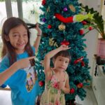 Jolina Magdangal Instagram - Hala!!!!!! May sumingit sa christmas tree namin!!!!!!🎄😜 #PeleSerye #TeleVika #grinch #grinchmas