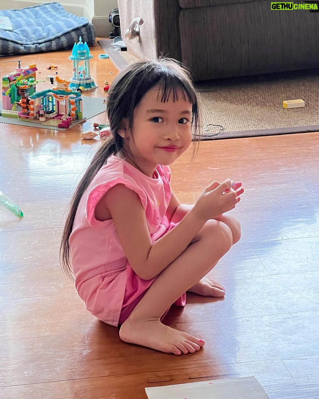 Jolina Magdangal Instagram - Sa kalagitnaan ng pagmamanicure nya…. Biglang lumapit sakin… Vika: Mama, what is the most baho hair on our face? Me: huh? Meron ba? What is it? Vika: Bigo..tae! 😂😂😂 bentang benta sakin!!!! #TeleVika