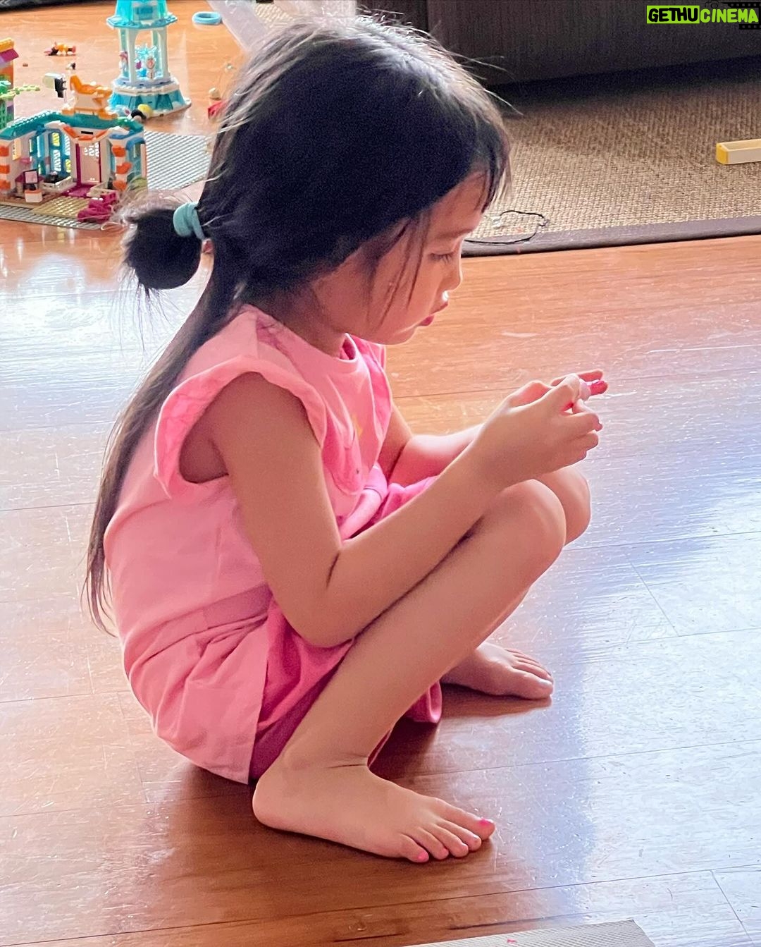 Jolina Magdangal Instagram - Sa kalagitnaan ng pagmamanicure nya…. Biglang lumapit sakin… Vika: Mama, what is the most baho hair on our face? Me: huh? Meron ba? What is it? Vika: Bigo..tae! 😂😂😂 bentang benta sakin!!!! #TeleVika
