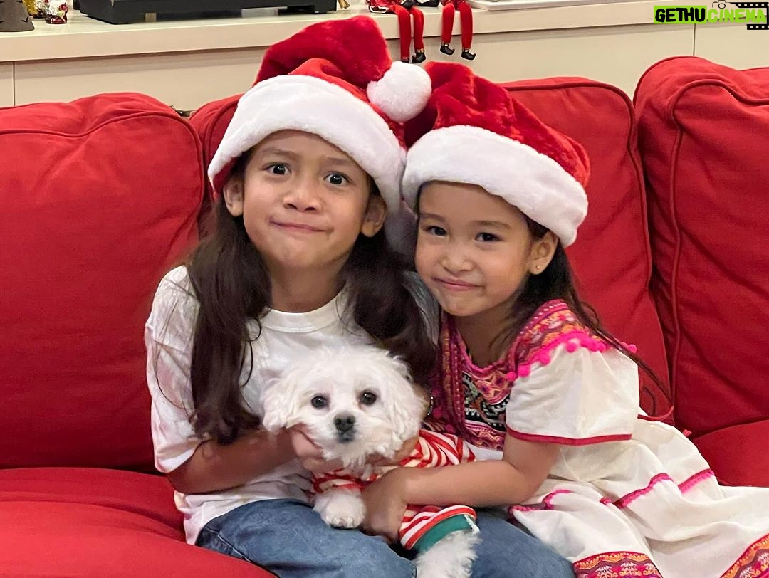 Jolina Magdangal Instagram - Merry Christmas everyone! May mga nangyari nitong nakaraang linggo.. parang rollercoaster ang emotions namin lalo na kami ni Mark. Ikukwento ko sa inyo lahat.. sa ngayon birthday ni Papa Jesus, at napakalaking pasasalamat at hindi nya tayo pinapabayaan. Nawa’y maging makabuluhan ang inyong Pasko.♥️ #PeleSerye #TeleVika