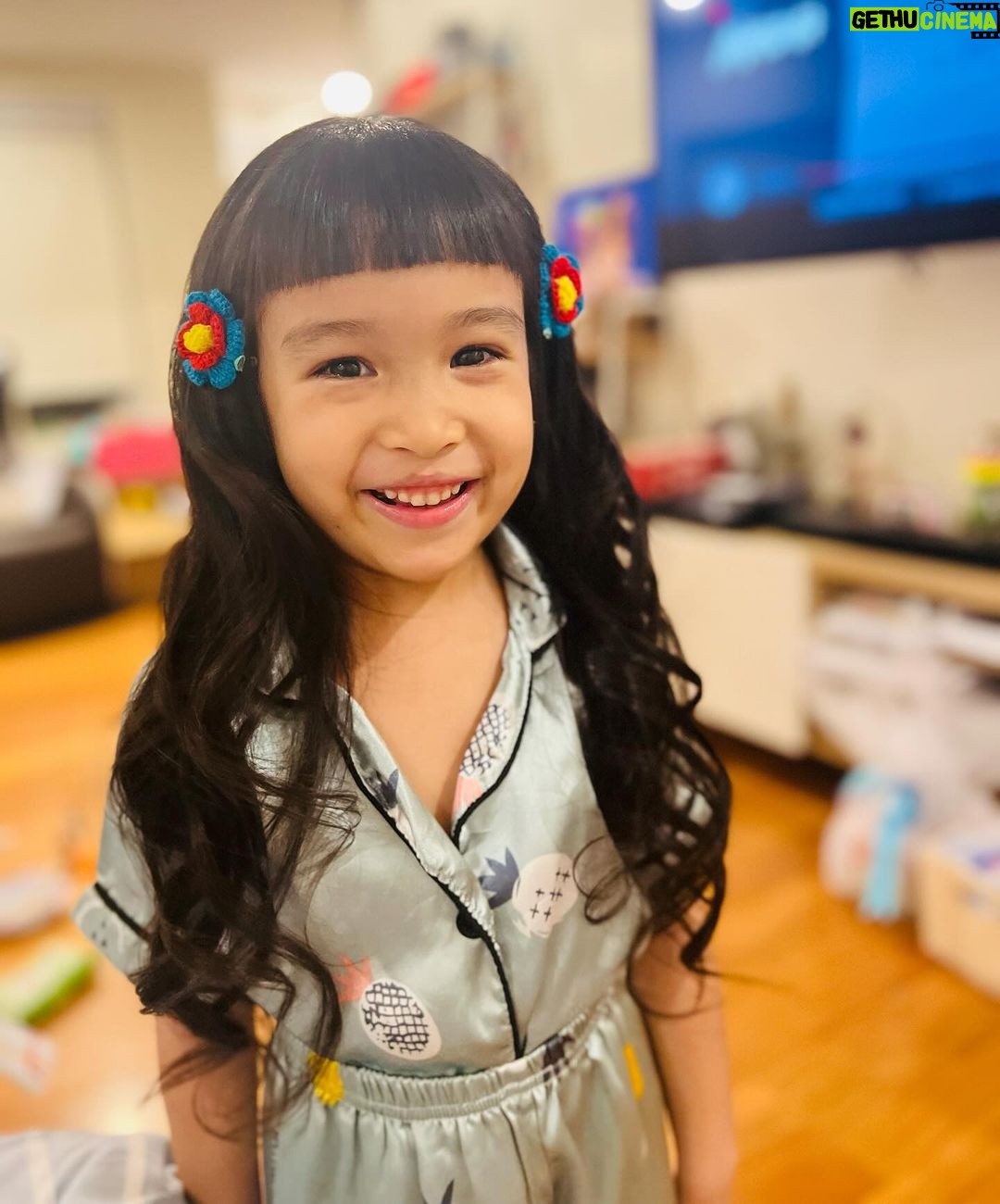 Jolina Magdangal Instagram - Kagabi bagong tasa ang bangs, nagpakulot at pictorial bago matulog.😂 Haaay Vika Anaya!!!! Kung pwede lang akapin kita (kayo ni Kuya Pele) habangbuhay… enjoyin natin ang araw araw anak kasi ang bilis bilis dumaan e. Oops Nanay senti mode: ON! #TeleVika #goodvibes #blessings #myeverydaymagic #grateful
