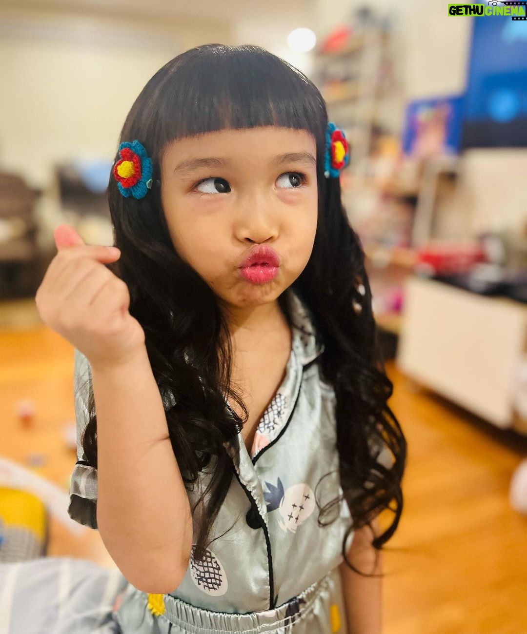 Jolina Magdangal Instagram - Kagabi bagong tasa ang bangs, nagpakulot at pictorial bago matulog.😂 Haaay Vika Anaya!!!! Kung pwede lang akapin kita (kayo ni Kuya Pele) habangbuhay… enjoyin natin ang araw araw anak kasi ang bilis bilis dumaan e. Oops Nanay senti mode: ON! #TeleVika #goodvibes #blessings #myeverydaymagic #grateful