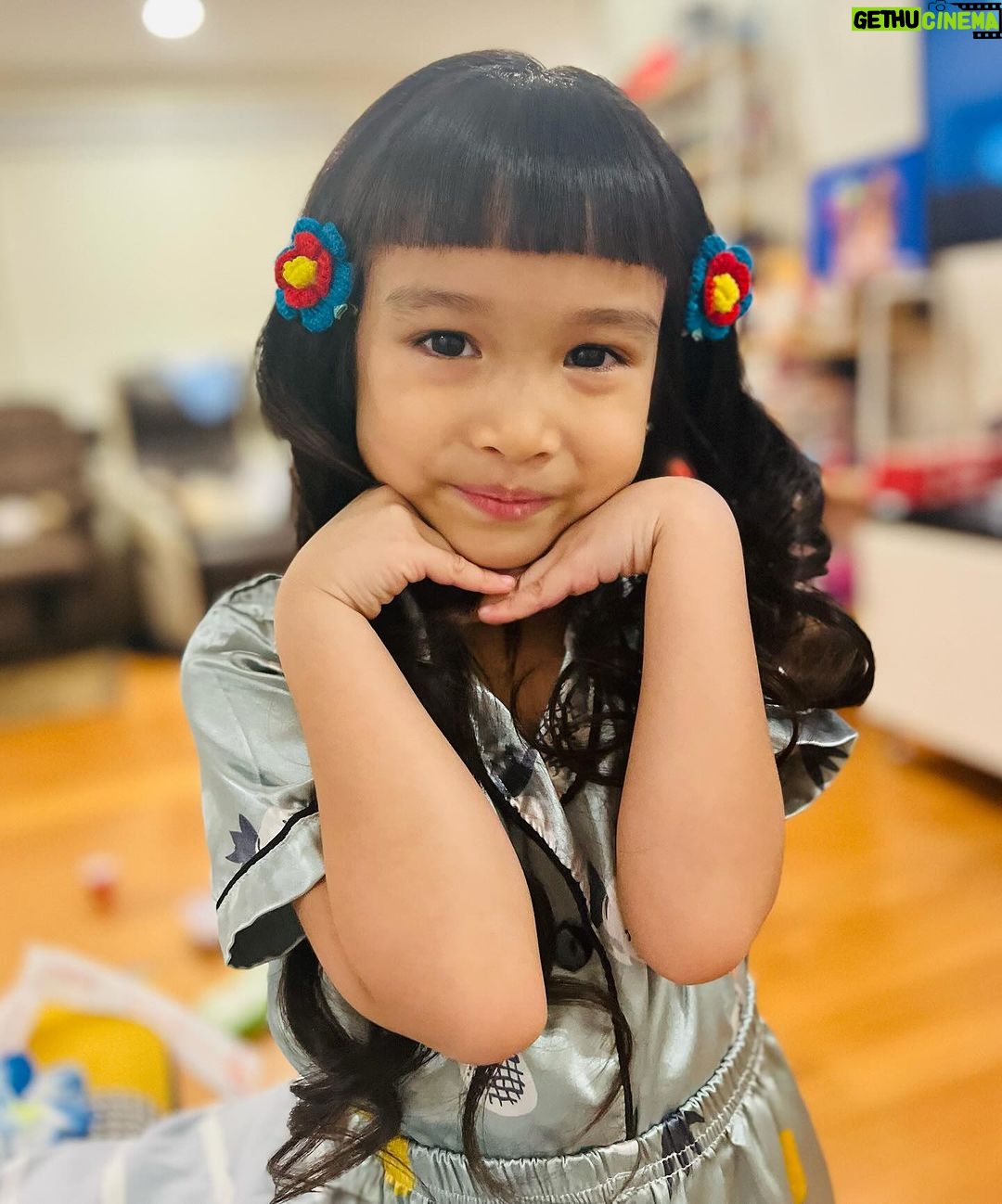 Jolina Magdangal Instagram - Kagabi bagong tasa ang bangs, nagpakulot at pictorial bago matulog.😂 Haaay Vika Anaya!!!! Kung pwede lang akapin kita (kayo ni Kuya Pele) habangbuhay… enjoyin natin ang araw araw anak kasi ang bilis bilis dumaan e. Oops Nanay senti mode: ON! #TeleVika #goodvibes #blessings #myeverydaymagic #grateful