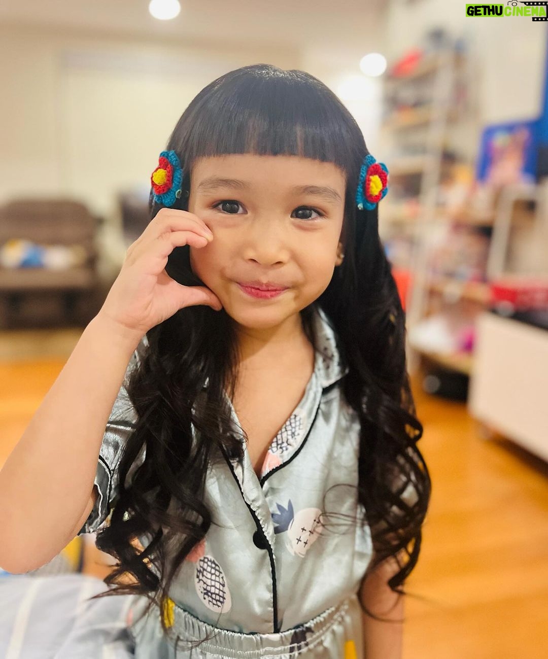 Jolina Magdangal Instagram - Kagabi bagong tasa ang bangs, nagpakulot at pictorial bago matulog.😂 Haaay Vika Anaya!!!! Kung pwede lang akapin kita (kayo ni Kuya Pele) habangbuhay… enjoyin natin ang araw araw anak kasi ang bilis bilis dumaan e. Oops Nanay senti mode: ON! #TeleVika #goodvibes #blessings #myeverydaymagic #grateful