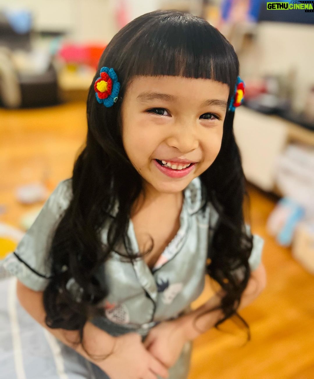 Jolina Magdangal Instagram - Kagabi bagong tasa ang bangs, nagpakulot at pictorial bago matulog.😂 Haaay Vika Anaya!!!! Kung pwede lang akapin kita (kayo ni Kuya Pele) habangbuhay… enjoyin natin ang araw araw anak kasi ang bilis bilis dumaan e. Oops Nanay senti mode: ON! #TeleVika #goodvibes #blessings #myeverydaymagic #grateful