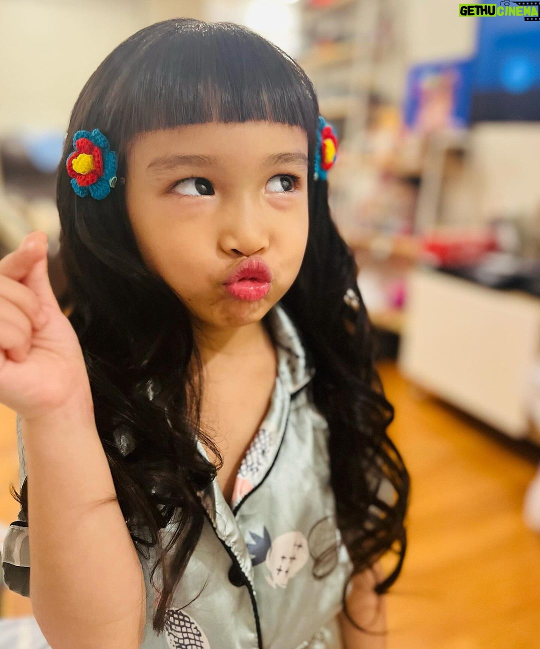 Jolina Magdangal Instagram - Kagabi bagong tasa ang bangs, nagpakulot at pictorial bago matulog.😂 Haaay Vika Anaya!!!! Kung pwede lang akapin kita (kayo ni Kuya Pele) habangbuhay… enjoyin natin ang araw araw anak kasi ang bilis bilis dumaan e. Oops Nanay senti mode: ON! #TeleVika #goodvibes #blessings #myeverydaymagic #grateful