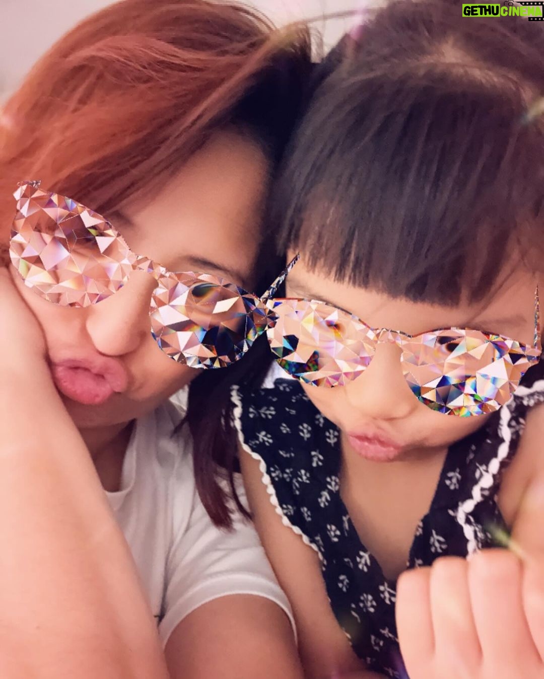 Jolina Magdangal Instagram - Kanina nung nag school kami.. parang bumigat yung pakiramdam ko.. tapos kinuha ni Vika phone ko at sabi nya “mama let’s have fun taking a video and picture” kaya eto gumaan na ang pakiramdam ko, mas nahappy pa ako. Minsan talaga yung mga anak natin ang aakay sa atin sa ano mang paraan na kaya nila. Si Vika nasa akin kasi ako teacher nya.. si Pele nasa taas kay Mark kasi si Papa ang teacher nya. Nag share lang ang nanay… diba hindi halata na mataas BP ko nyan.. 151/105♥️ #TeleVika #homeschool #randomsharing #everydaymagic