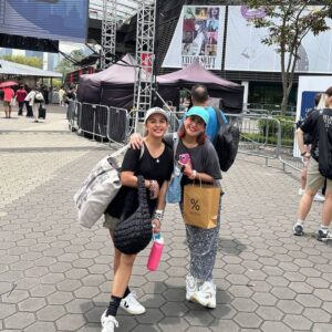 Jolina Magdangal Instagram - Kung mas malaki lang sana ang maleta na nadala namin, malamang mas madami pa kaming isusuot.😂 

#theerastour #singapore🇸🇬