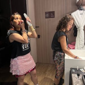 Jolina Magdangal Instagram - Kung mas malaki lang sana ang maleta na nadala namin, malamang mas madami pa kaming isusuot.😂 

#theerastour #singapore🇸🇬