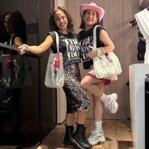 Jolina Magdangal Instagram - Kung mas malaki lang sana ang maleta na nadala namin, malamang mas madami pa kaming isusuot.😂 

#theerastour #singapore🇸🇬