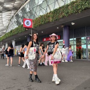 Jolina Magdangal Instagram - Kung mas malaki lang sana ang maleta na nadala namin, malamang mas madami pa kaming isusuot.😂 

#theerastour #singapore🇸🇬